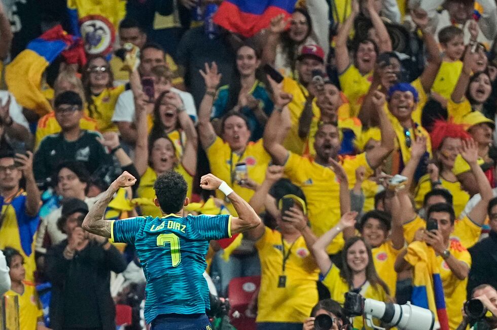 El colombiano Luis Díaz celebra después de anotar el segundo gol de Colombia en el partido...
