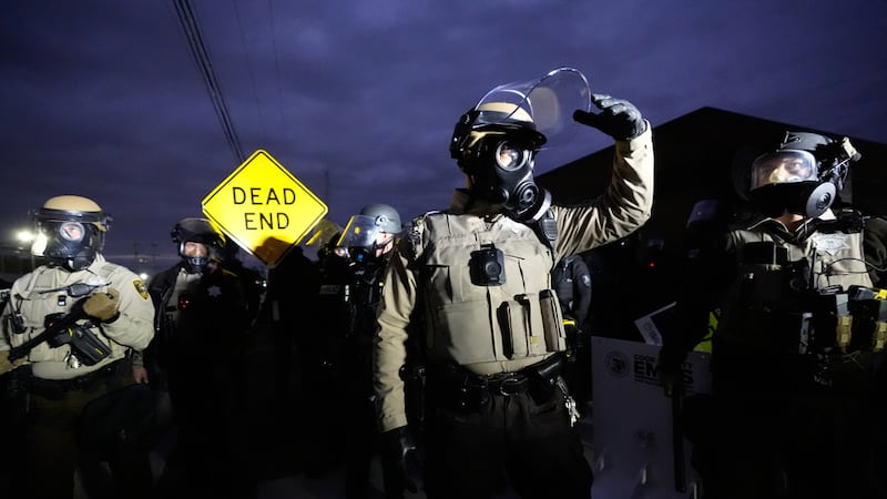 Policías se enfrentan a manifestantes en Broadview, Illinois, el 1 de noviembre del 2025. (AP...