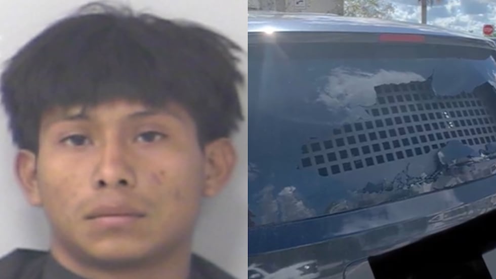 Pasqual Velásquez Martín, de 19 años, está acusado de lanzar una piedra de gran tamaño contra...