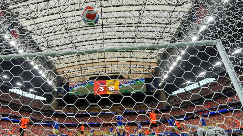 Cody Gakpo (11) anota el cuarto gol de Holanda en el partido contra Suecia en la fase de...