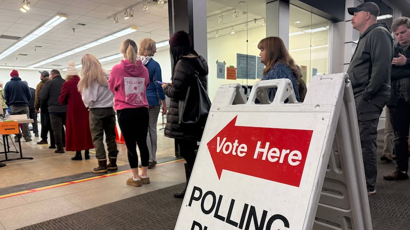 La entrada de un centro de votación en Anchorage, Alaska, el 21 de octubre del 2026. (AP...