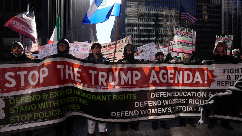 ARCHIVO – Manifestantes en contra del presidente Donald Trump marchan hacia la Torre Trump en...