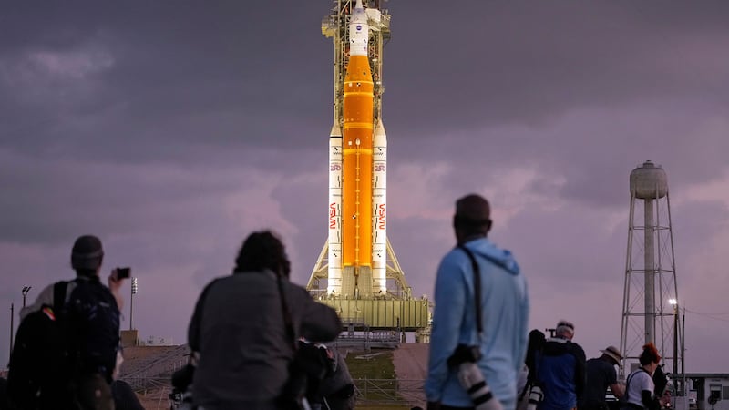 La plataforma de lanzamiento del cohete Artemis II en el Centro Espacial Kennedy en Cabo...