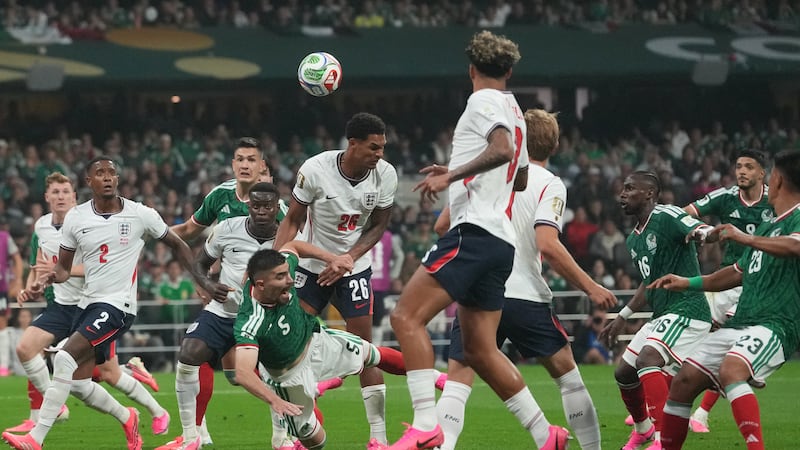 El inglés Jarell Quansah (26) pugna el balón con el mexicano Johan Vásquez (5) durante el...