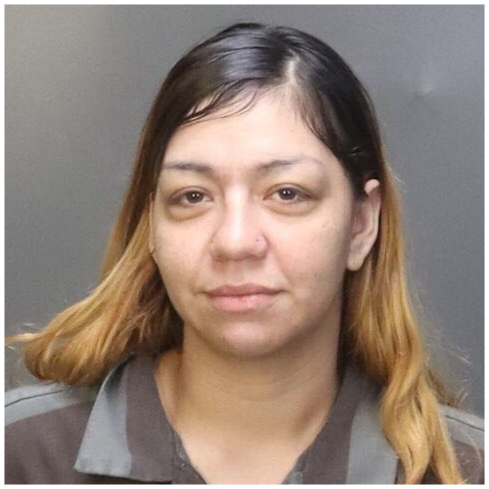 Amber Renee Peña de 27 años enfrenta cargos de agresión agravada, violencia familiar, un...