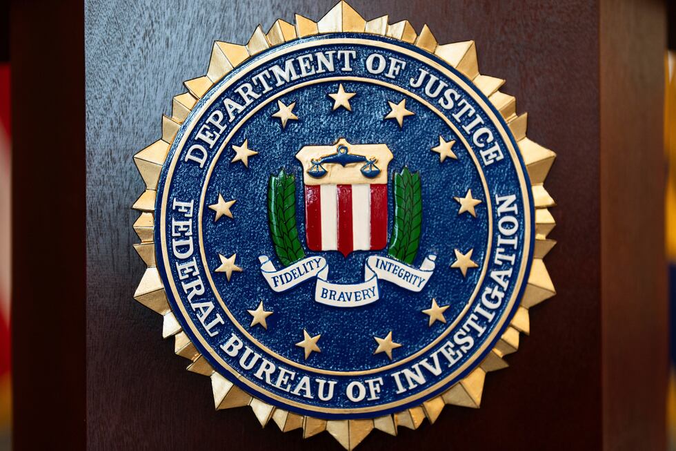 El sello del FBI en el podio antes de una conferencia de prensa en la oficina de esa agencia...