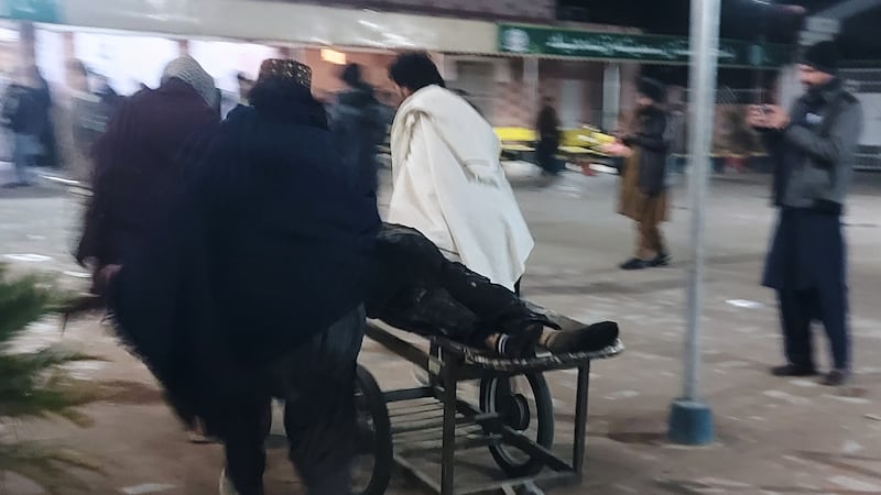 Voluntarios transportan a una víctima herida de un atentado cometido por un perpetrador...