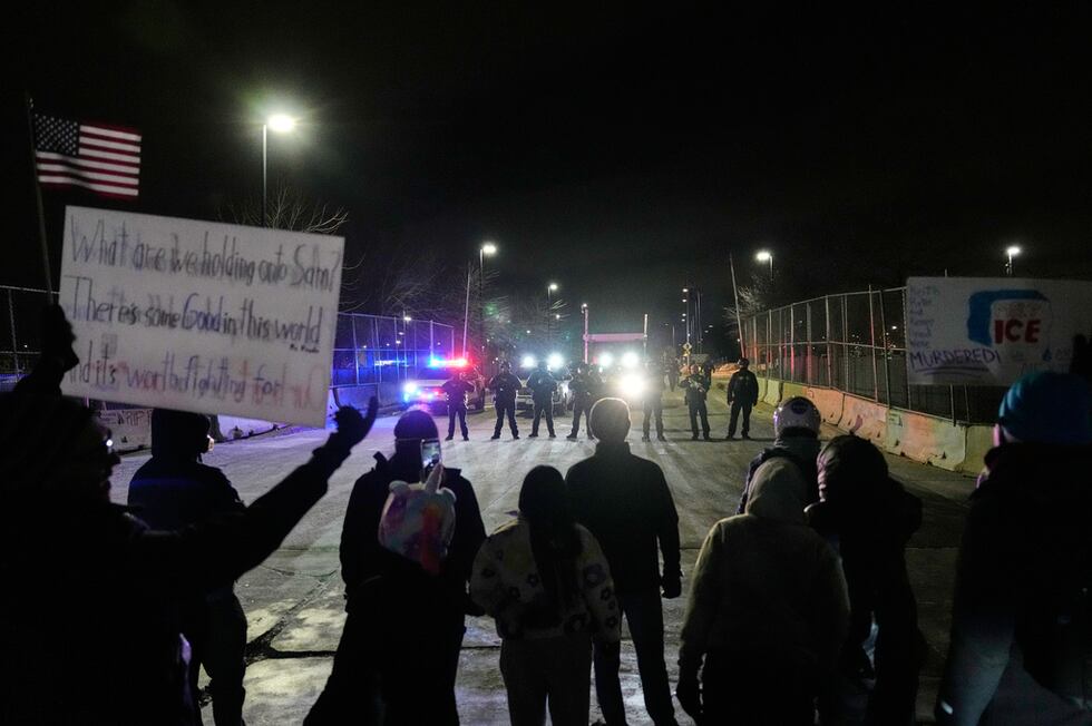 Agentes federales de inmigración se enfrentan a manifestantes fuera del edificio federal...