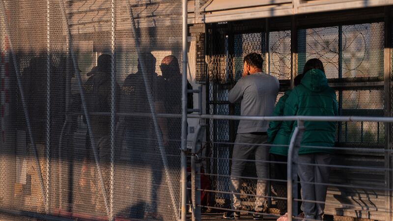 ARCHIVO – Un grupo de inmigrantes indocumentados es deportado por agentes del Servicio de...