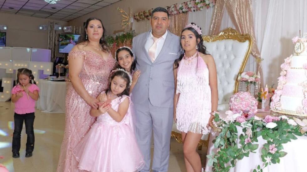 Rosniery Mejía Magaña y su familia posan para una foto durante una celebración.