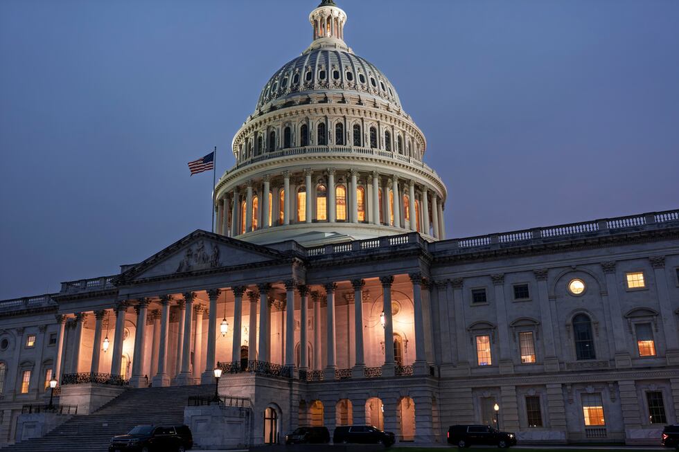 El Capitolio al anochecer mientras demócratas y republicanos en el Congreso intercambian...