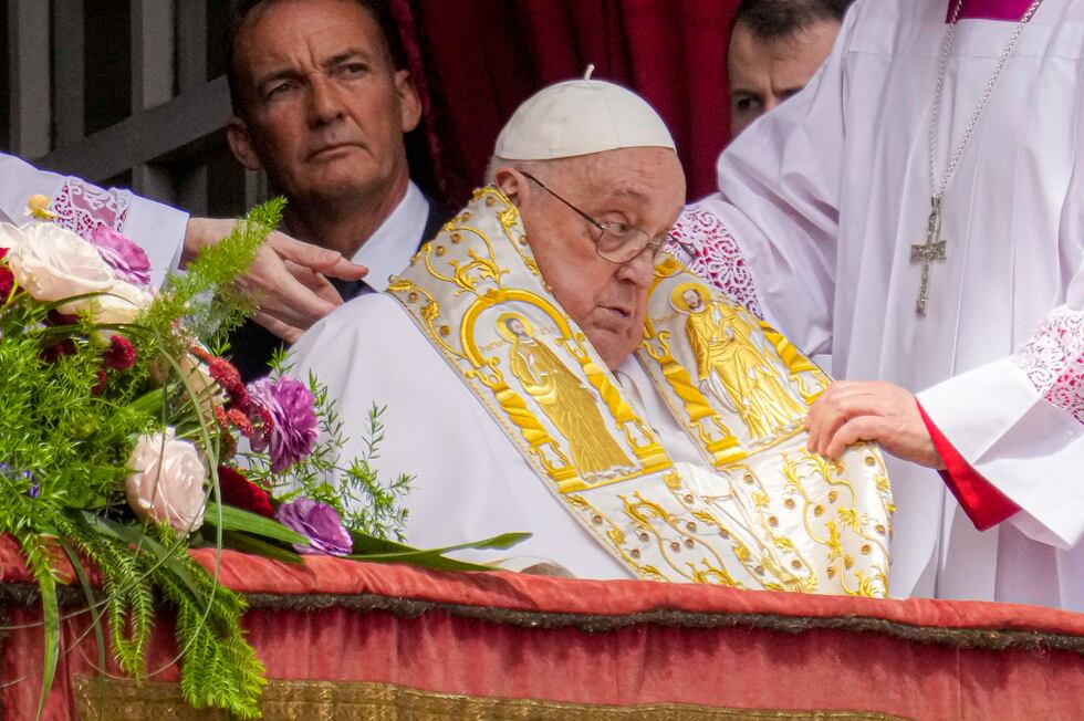 El papa Francisco aparece en la logia central de la Basílica de San Pedro para ofrecer la...