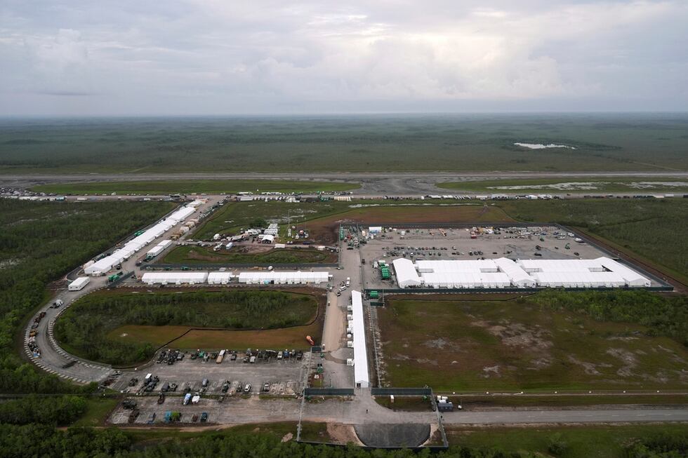 En esta imagen del 4 de julio de 2025 se puede ver el progreso en las obras de un nuevo centro...