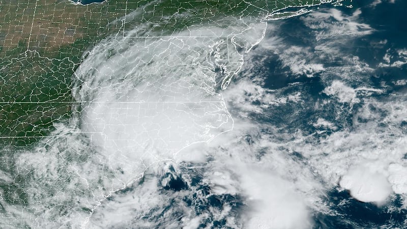 El potente ciclón tropical Ocho afecta zonas de las Carolinas con fuertes vientos, lluvias y...