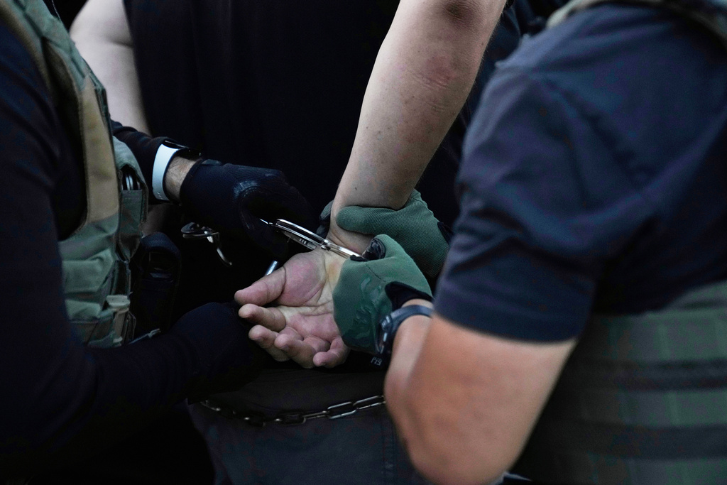 ARCHIVO – Agentes del Servicio de Inmigración y Control de Aduanas (ICE, por sus siglas en...