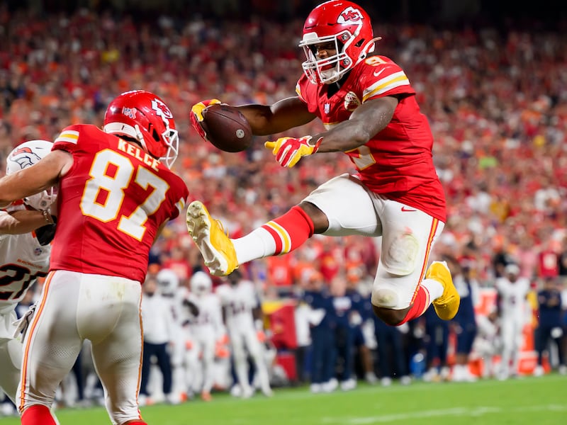 Chiefs offense changes style but keeps throwback red zone tricks in high-scoring performance