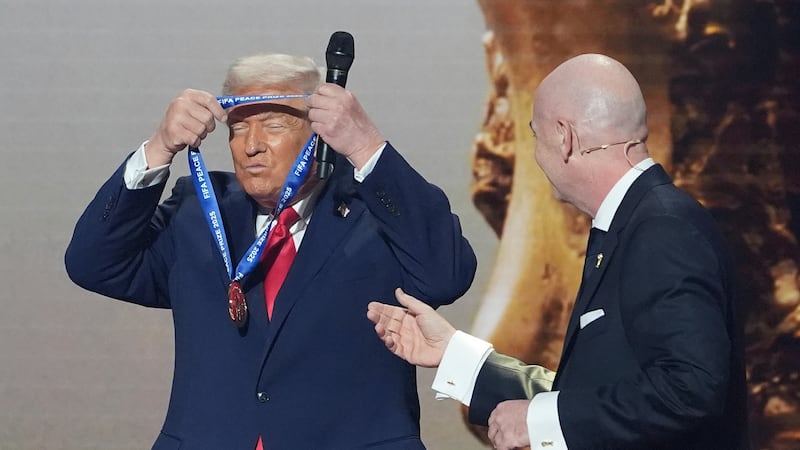 El presidente Donald Trump recibe el primer Premio FIFA de la Paz de manos del presidente de...