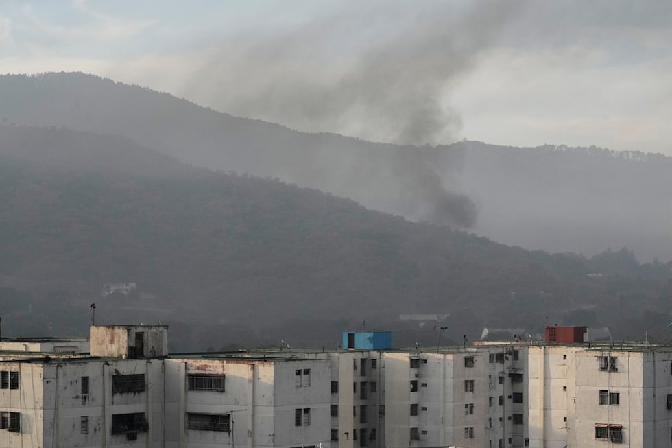 Columnas de humo se levantan en el Fuerte Tiuna, el principal cuartel militar en Caracas,...
