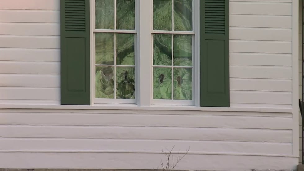 Vista de los vidrios rotos de una ventana de la residencia del vicepresidente JD Vance en Ohio.