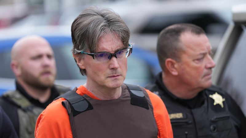 Curt Andersen sale del juzgado del condado de Boone tras comparecer en una audiencia por un...