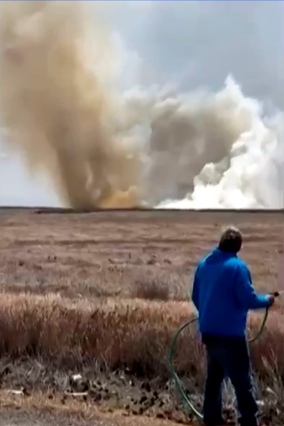 Esta imagen tomada de un video muestra una columna de humo que se eleva cerca de la Base de la...
