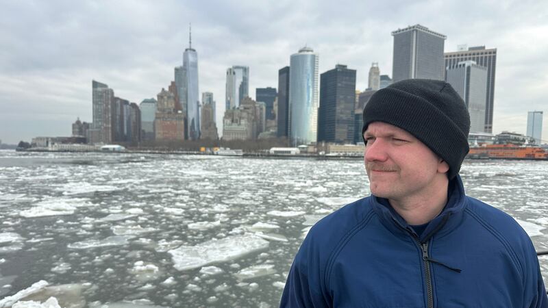 El marinero Frederick Steinberg, de la Guardia Costera, supervisa la ruptura del hielo desde...