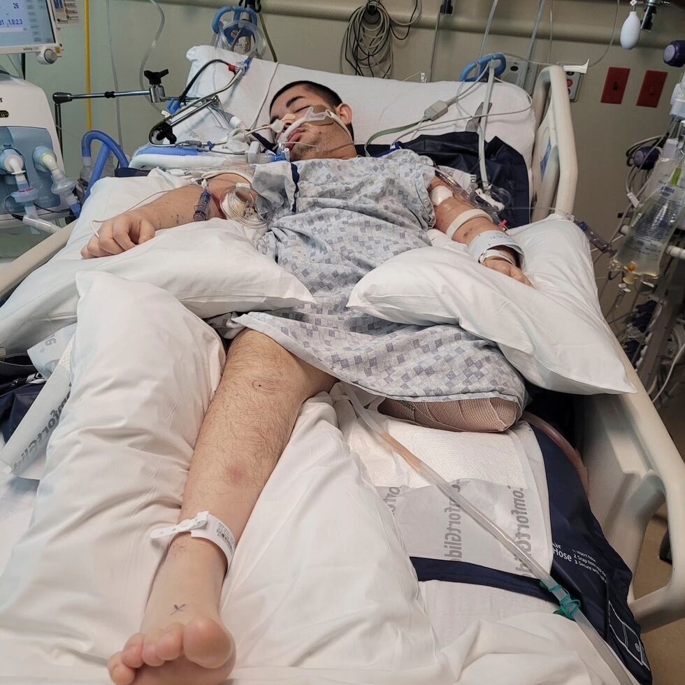En la imagen, proporcionada por Ana L Vázquez, aparece Victor Pérez en un hospital de...