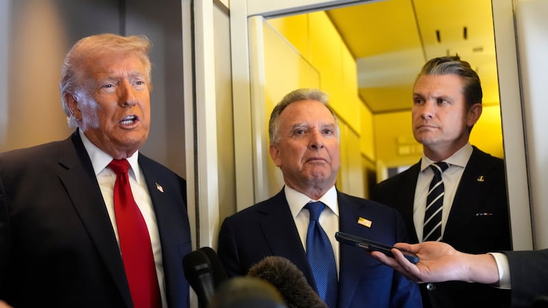 El presidente Donald Trump habla con reporteros acompañado del enviado especial de la Casa...