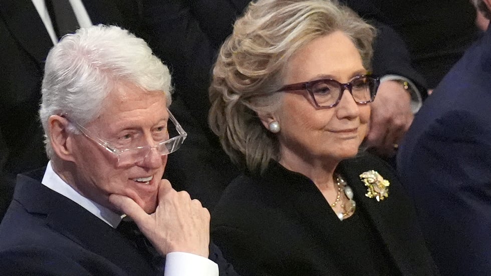 El expresidente Bill Clinton y la exsecretaria de Estado Hillary Clinton en el funeral del...