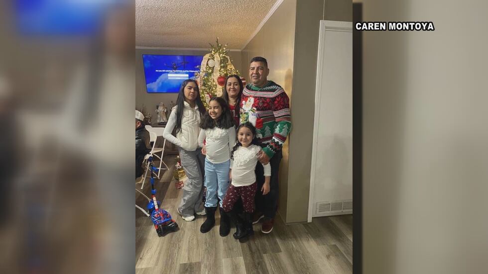 Foto de familia en la que se ve a Rosniery Mejía Magaña con su esposa y sus tres hijas.