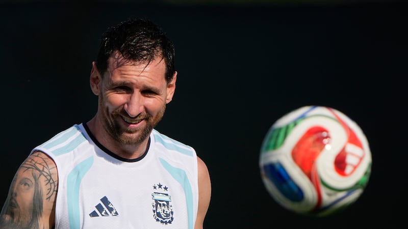 El capitán de Argentina, Lionel Messi, se entrena para el Mundial en Kansas City, el lunes 29...