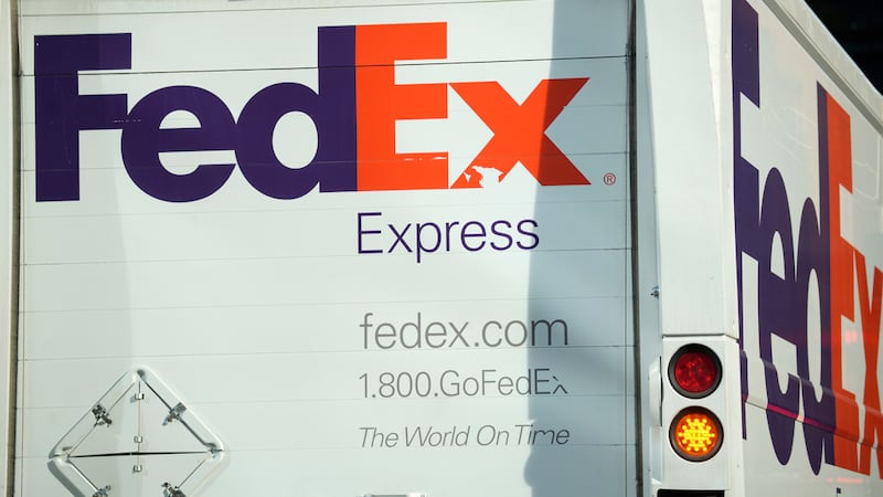 ARCHIVO – El logotipo de FedEx en un camión de reparto de la empresa, el 13 de septiembre de...