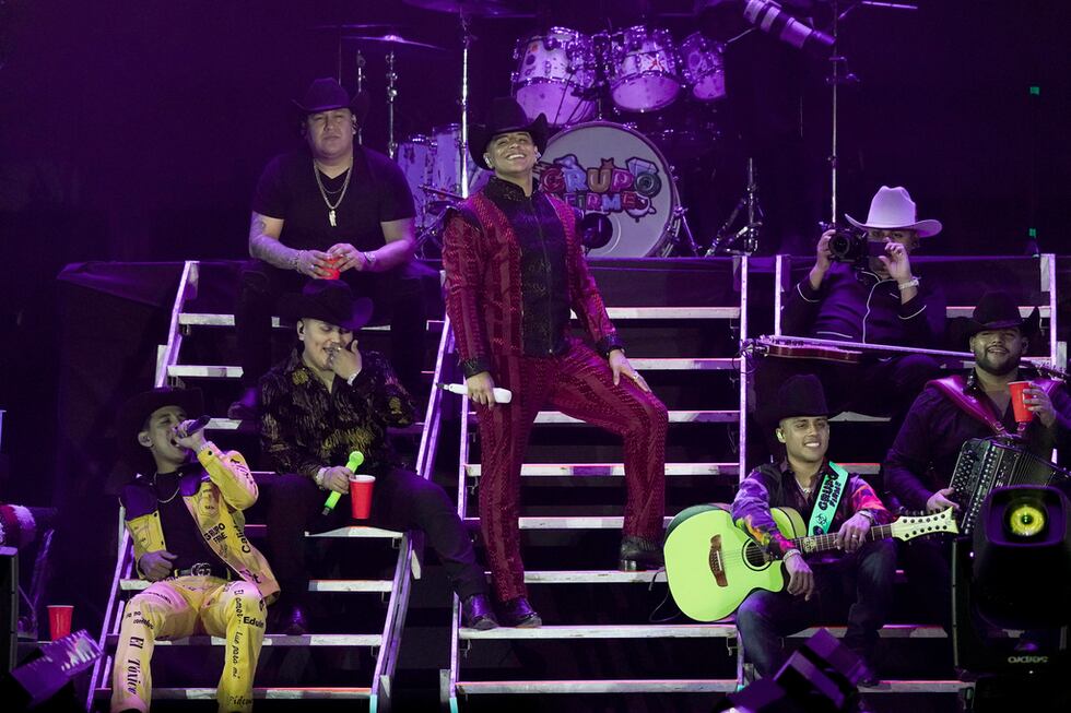 ARCHIVO - Integrantes de la banda de música regional Grupo Firme durante una actuación en un...