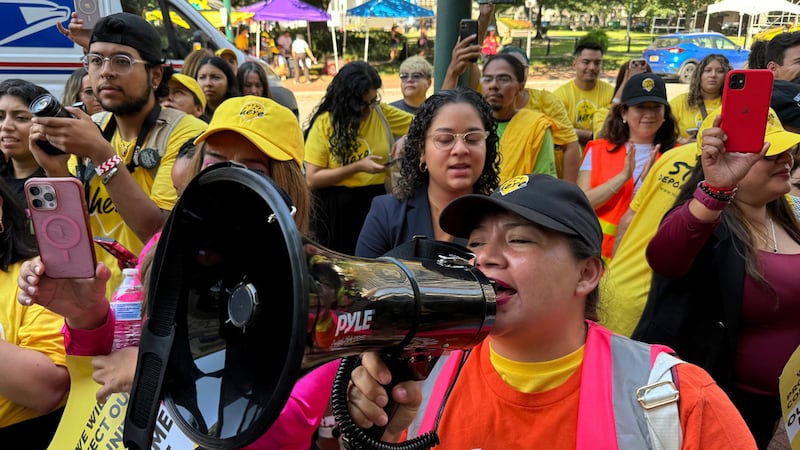 Claudia Valdivia, activista partidaria del DACA, en una protesta frente a los tribunales en...