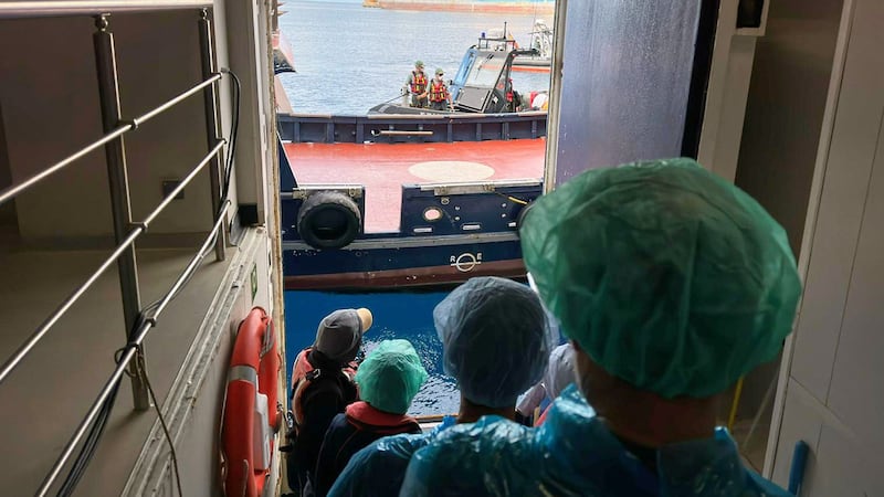 Pasajeros desembarcan del crucero MV Hondius, afectado por un brote de hantavirus, en el...