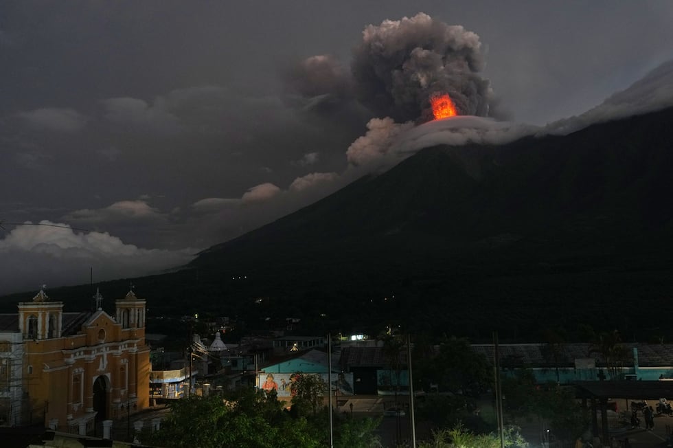 Lava y nubes de ceniza salen del cráter del Volcán de Fuego, visto desde San Juan Alotenango,...