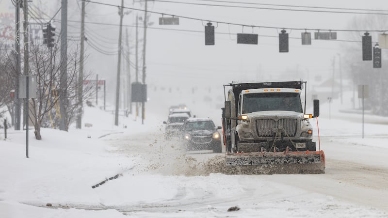 Un camión retira nieve de la avenida durante una tormenta invernal, el sábado 31 de enero de...