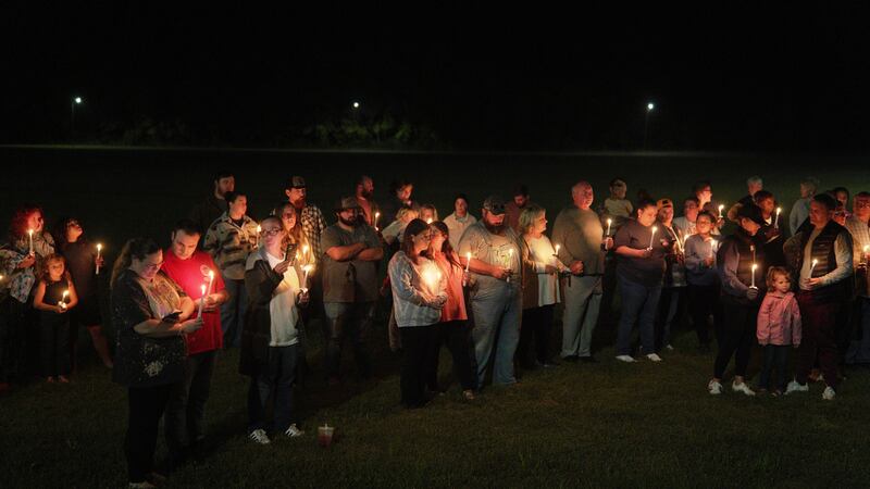 Vecinos en Centerville, Tennessee, realizan una vigilia en honor a las víctimas de una...