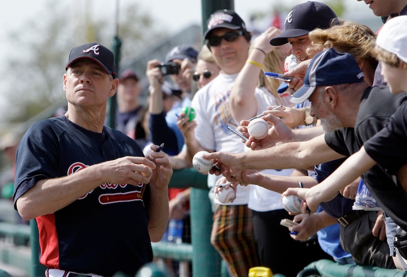 Former Atlanta Braves player Dale Murphy signs autographs before the start of a spring training baseball game against the New York Mets, March 21, 2009, in Kissimmee, Fla. (AP Photo/Rob Carr, File)