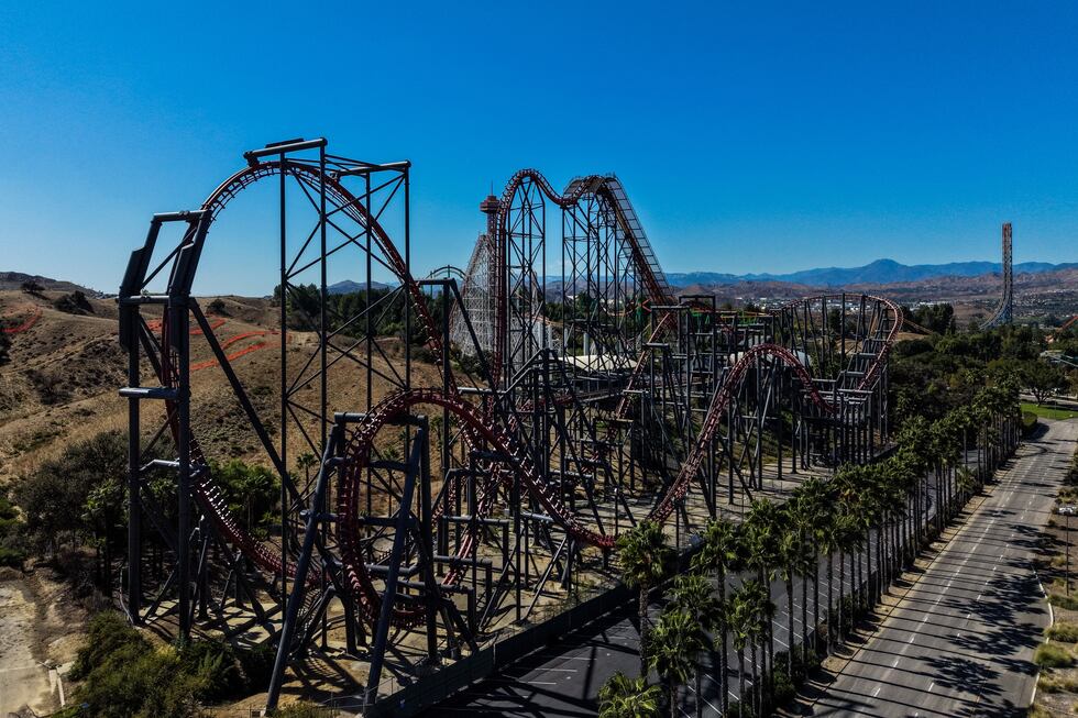 Vista aérea de la montaña rusa X2 en Six Flags Magic Mountain en Valencia, California, el 23...