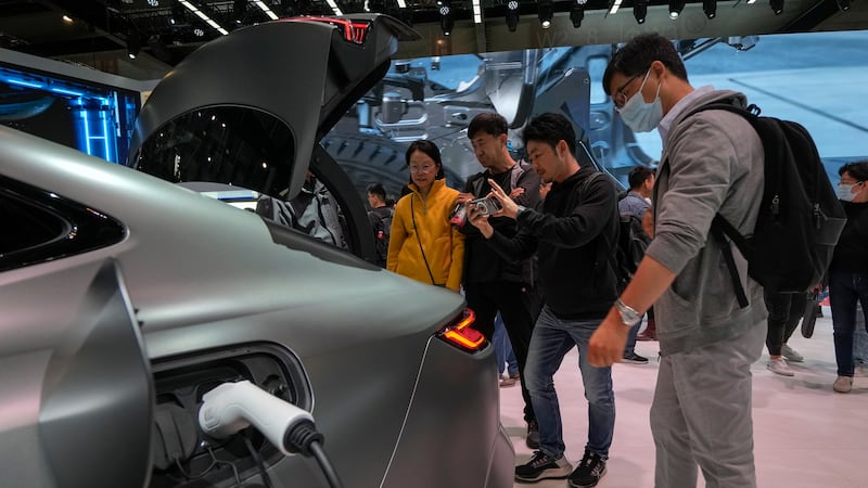 Un vehículo eléctrico Geely Galaxy E8 recibe carga en una feria automotriz, el 28 de abril de...