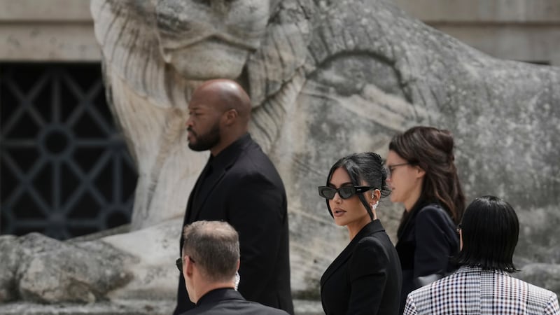 ARCHIVO - Kim Kardashian, centro, llega para testificar acerca de un robo de millones de...