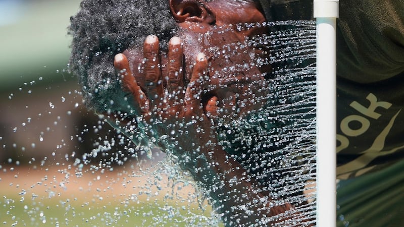 Una persona trata de librarse del calor en Richardson, Texas, el 31 de julio del 2025. (AP...