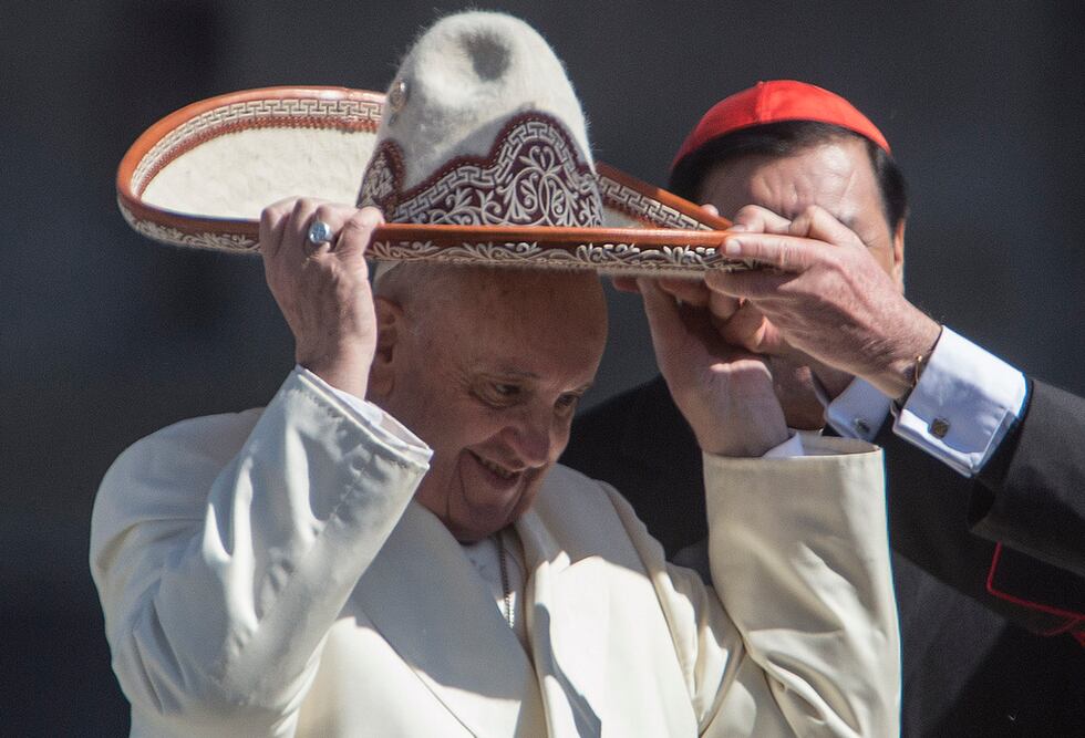 ARCHIVO - El papa Francisco se pone un sombrero de charro en la plaza principal de Ciudad de...