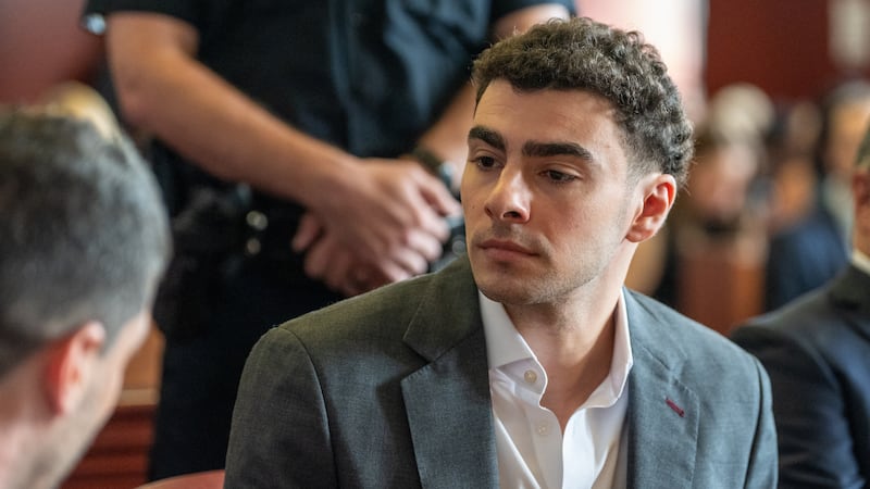 Luigi Mangione en el tribunal en Nueva York el 11 de agosto del 2026. (David Dee Delgado/Pool...