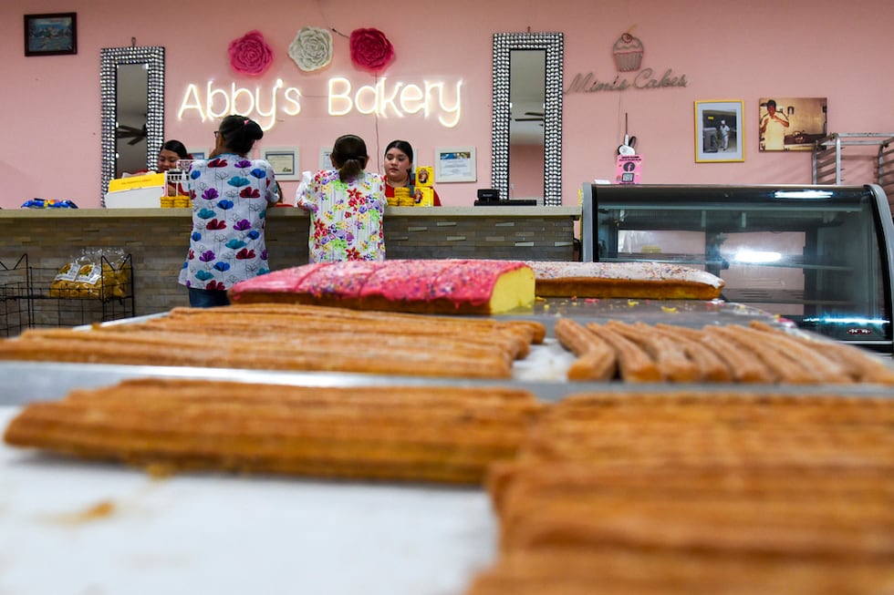 ARCHIVO - Unos clientes en la panadería Abby's Bakery luego de que los propietarios reabrieron...