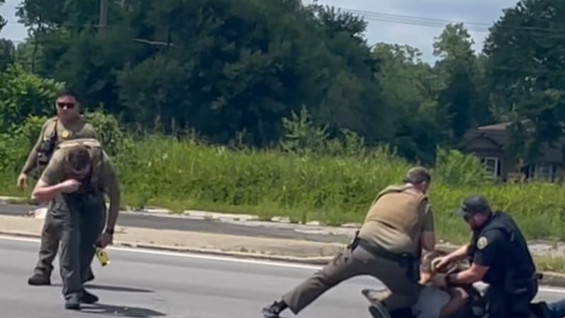 Hombre detenido luego de que un K-9 lo mordiera, muere bajo custodia