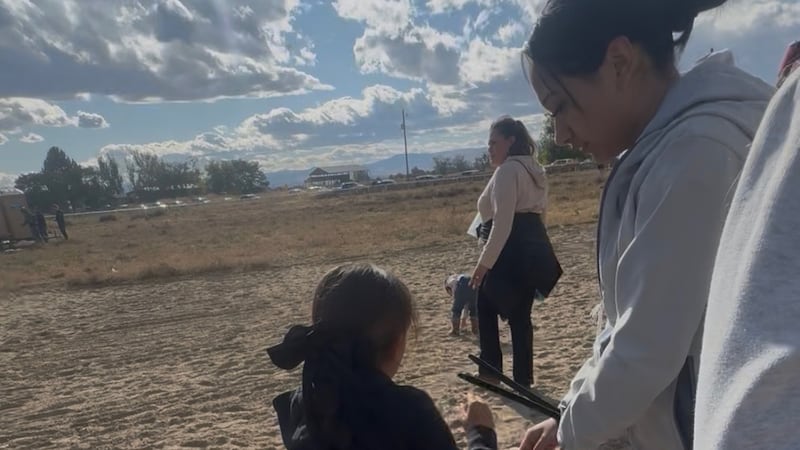 En la imagen, proporcionada por Anabel Romero, aparece su hija de 14 años, derecha, con las...