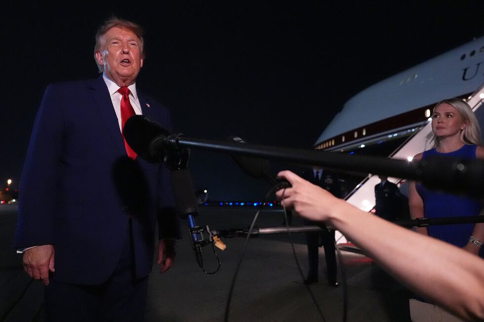 El presidente Donald Trump habla con reporteros después de llegar a bordo del Air Force One,...