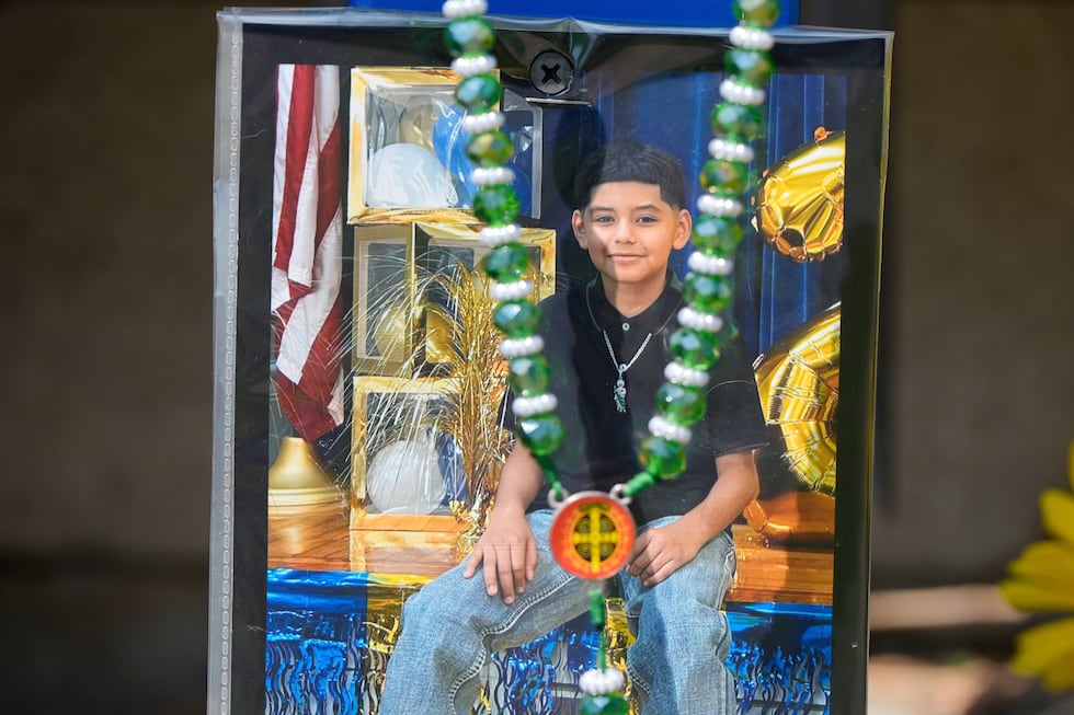 Un memorial para Julián Guzmán, de 11 años, quien fue asesinado a tiros jugando a tocar...